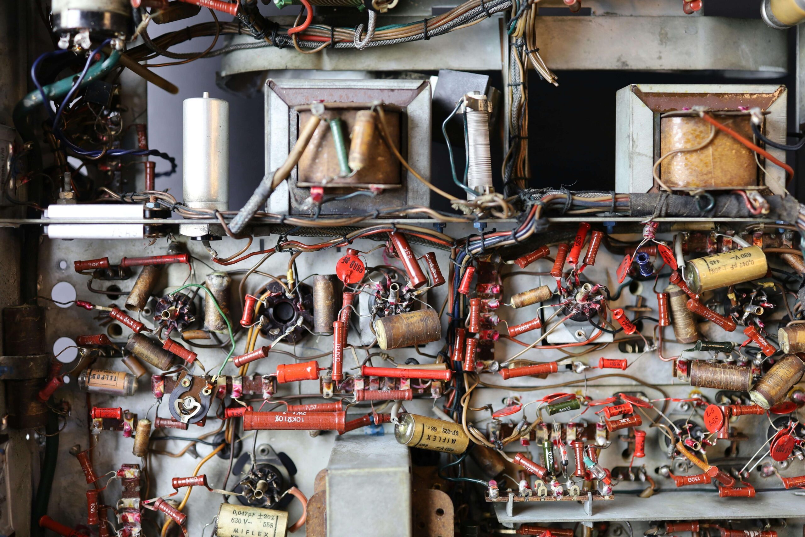 Wnętrze starego radia – podzespoły elektroniczne