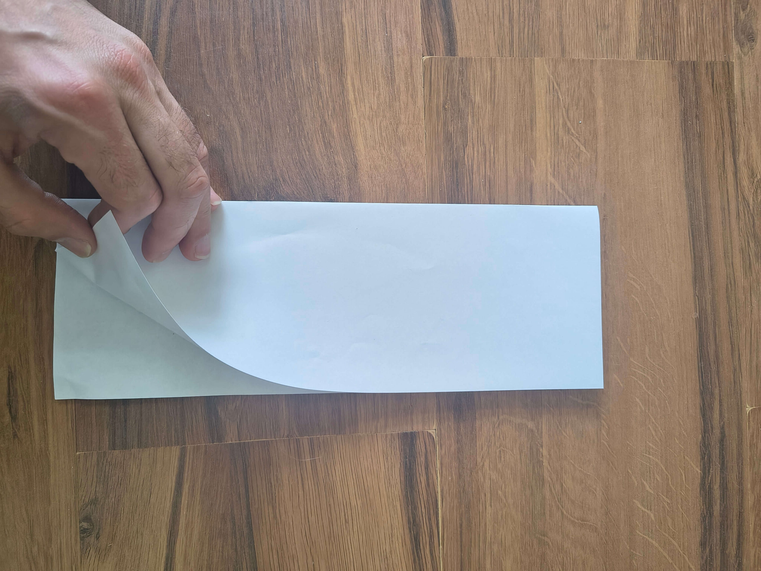 Składanie samolotu z papieru – krok 1