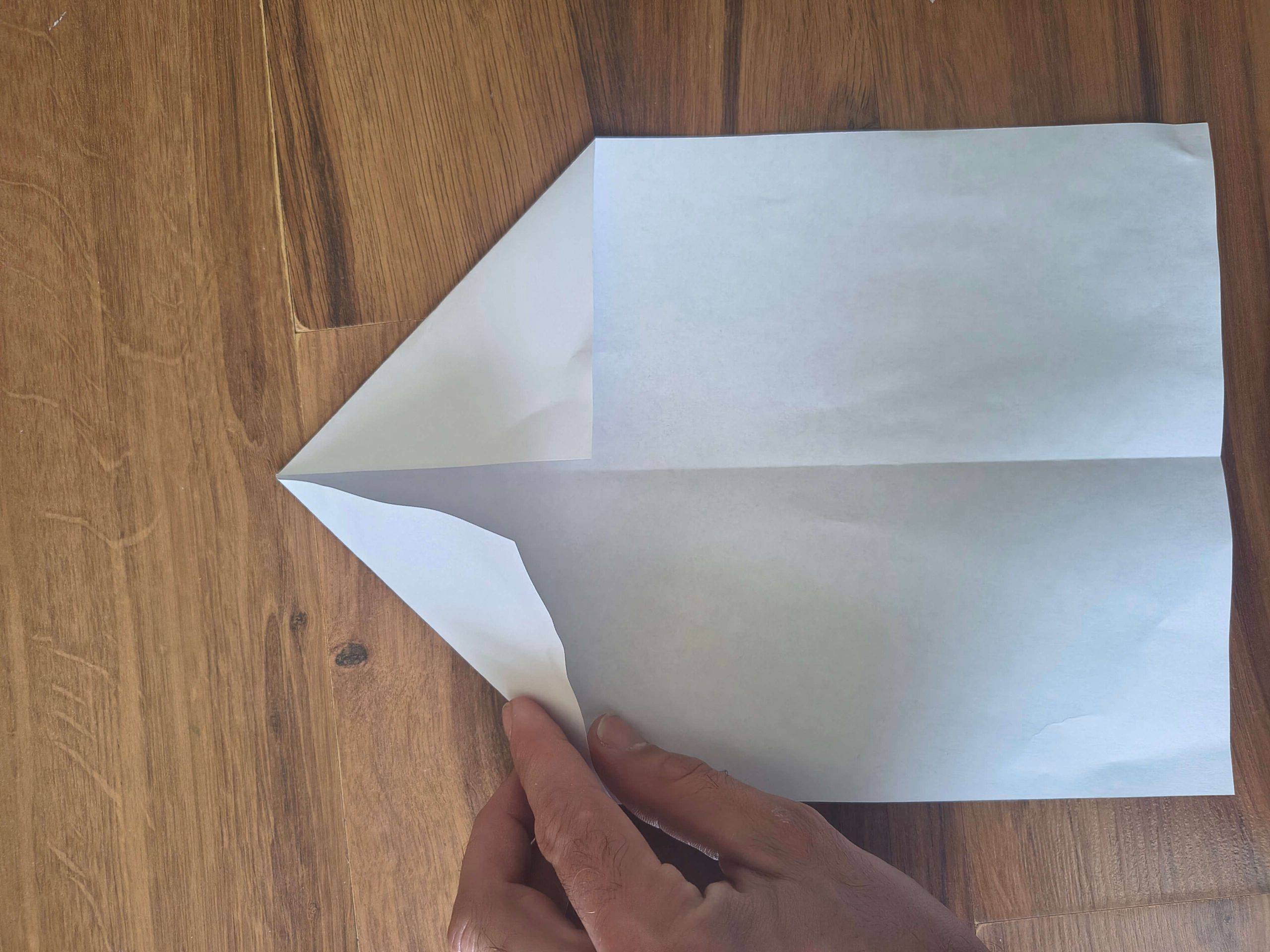 Składanie samolotu z papieru – krok 2