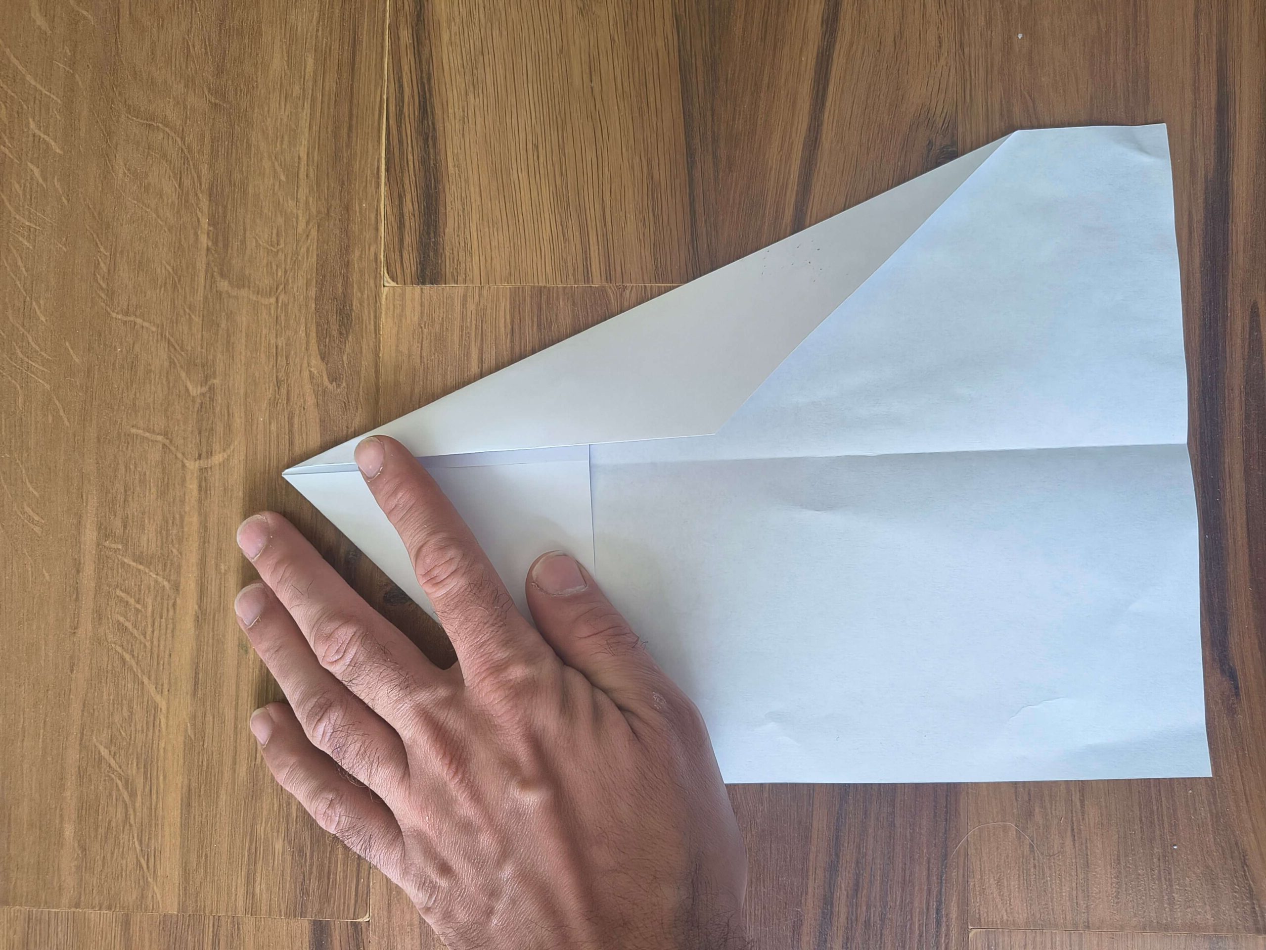 Składanie samolotu z papieru – krok 3