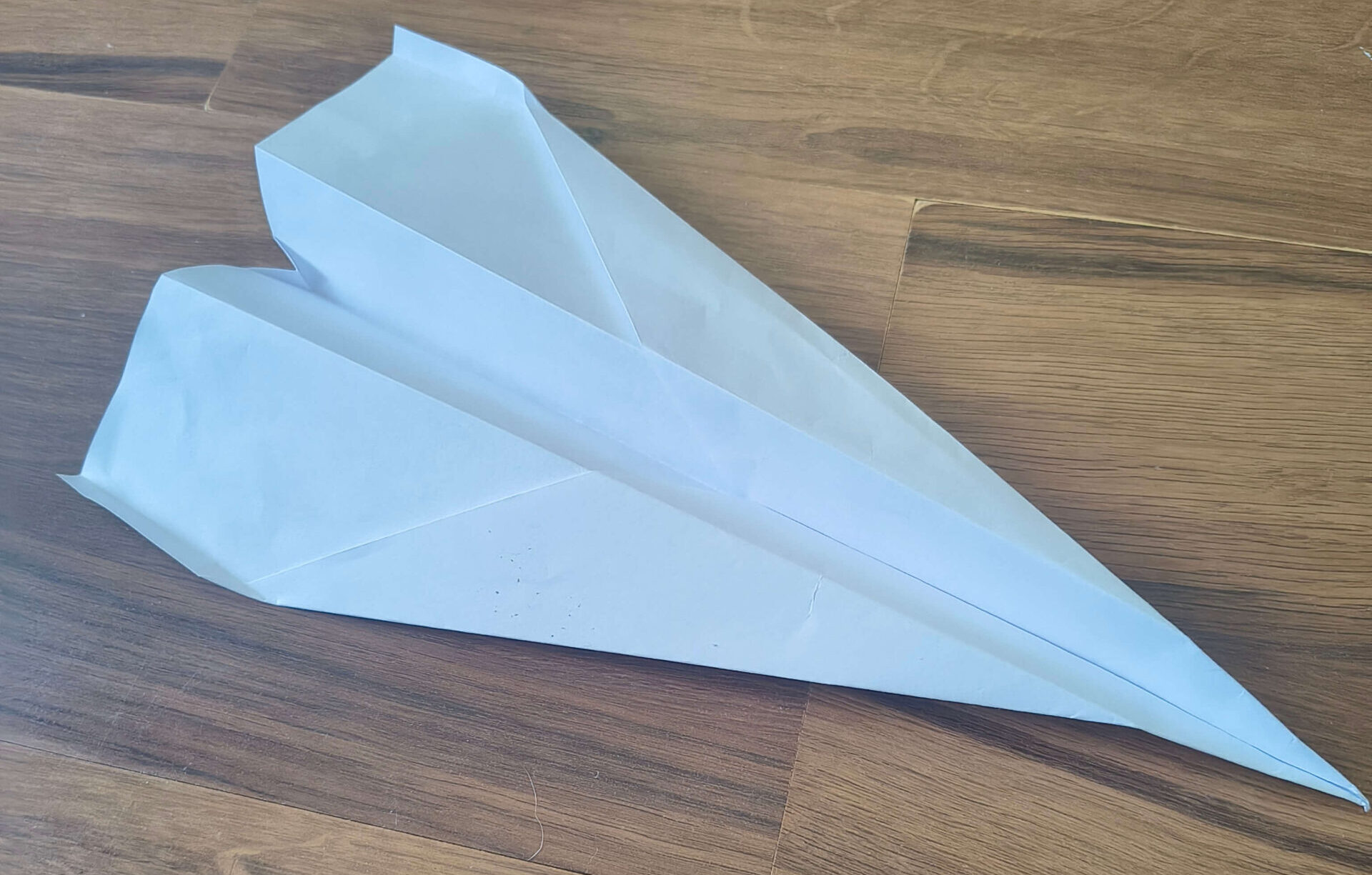 Składanie samolotu z papieru – krok 6